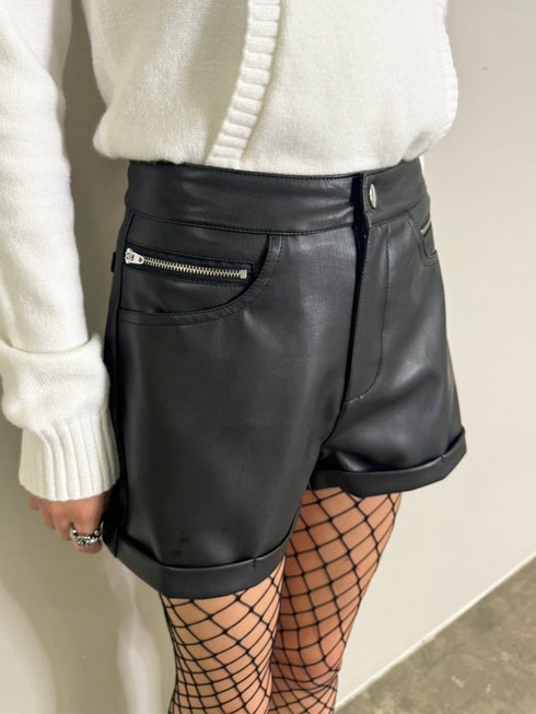 ダブルジップフェイクレザーショートパンツ